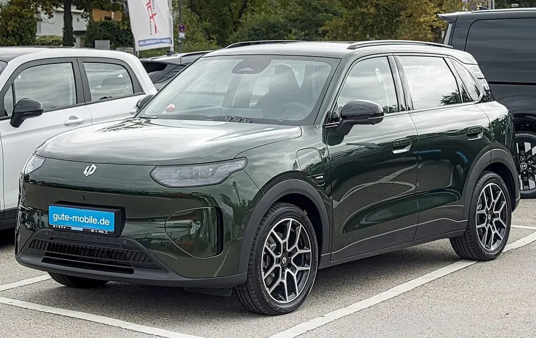 Dark green Leapmotor B03X small electric SUV parked, front three-quarter view