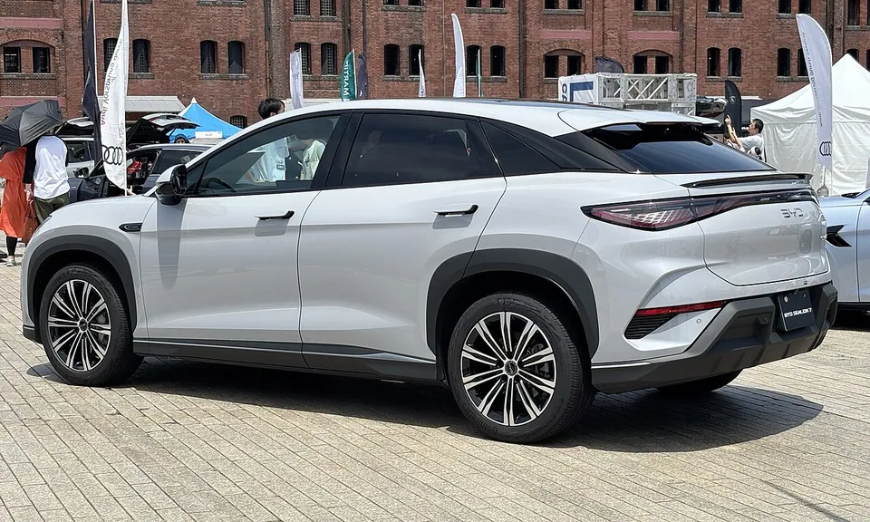 BYD Sealion 7 RWD, rear three-quarter view